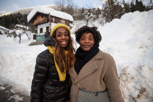 Belo retrato de uma mãe negra sorridente e sua filha