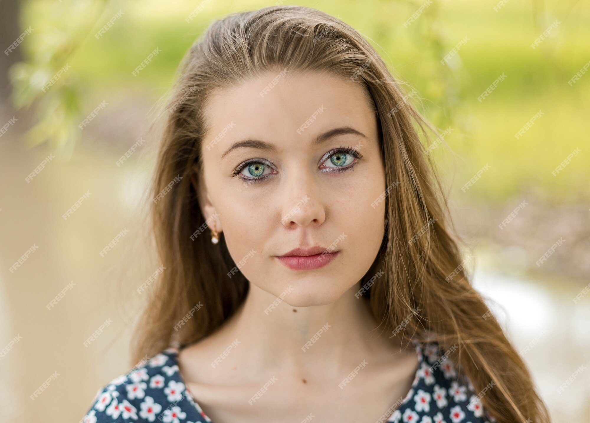 Retrato de uma menina loira de 10 anos no parque