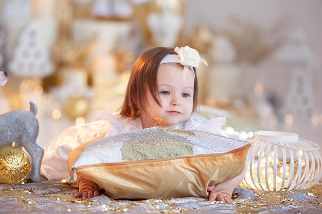 Foto belo retrato de uma menina sorridente em um fundo brilhante