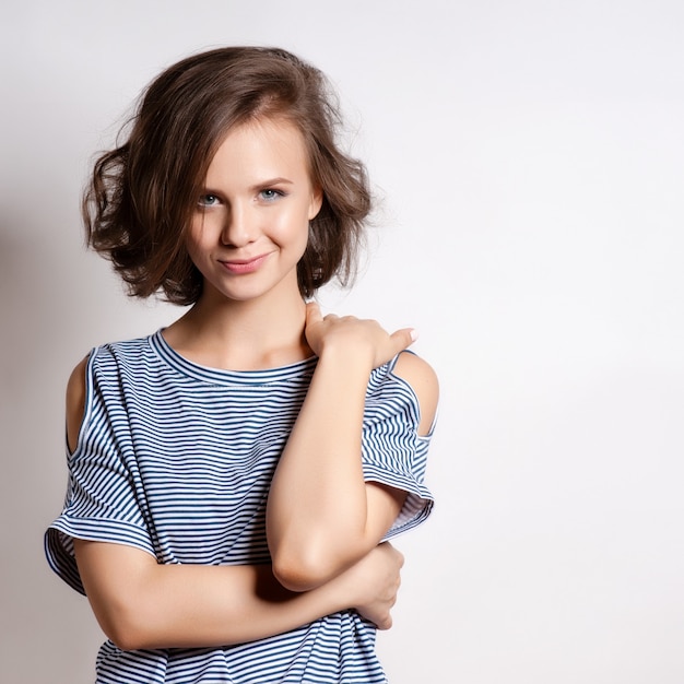 Belo retrato de uma mulher branca, olhando para a câmera. Modelo de moda atraente.