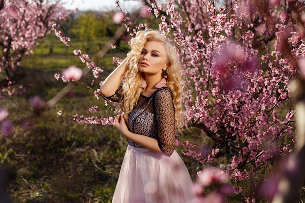 Belo retrato de uma mulher em um jardim de pêssegos