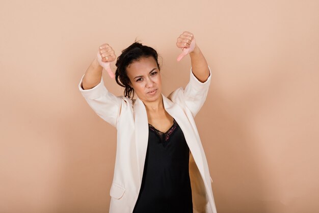 Belo retrato feminino isolado no estúdio backgroud. Emoções humanas, conceito de expressão facial.