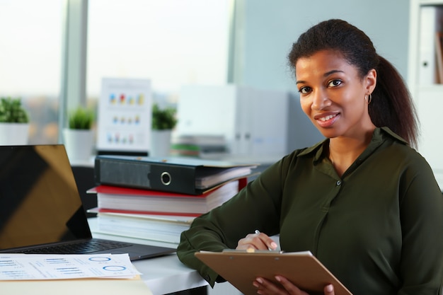 Belo retrato sorridente de empresária no local de trabalho