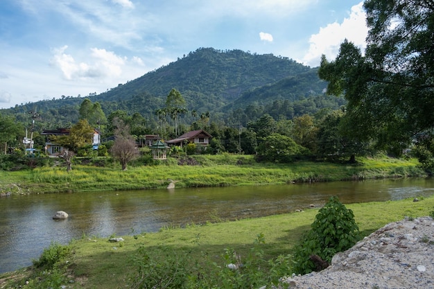 Belo rio de montanha verde Kiriwong Village Tailândia