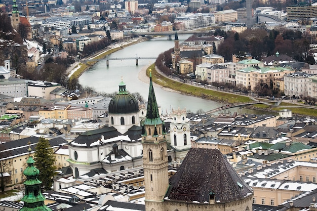 Belo rio Salzach em Salzburgo em um dia frio de inverno