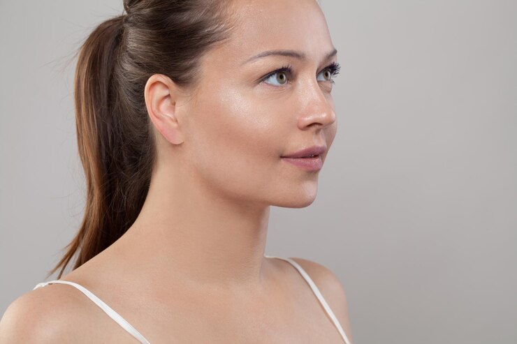 Belo rosto feminino Modelo saudável com pele clara Skincare e conceito de tratamento facial