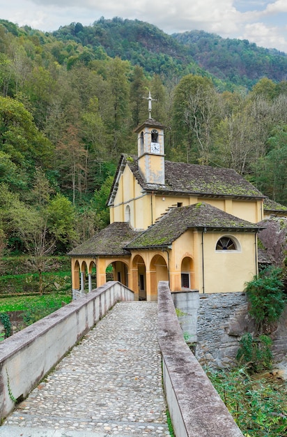 Belo santuário de Madonna della Gurva combinado com a natureza na Itália