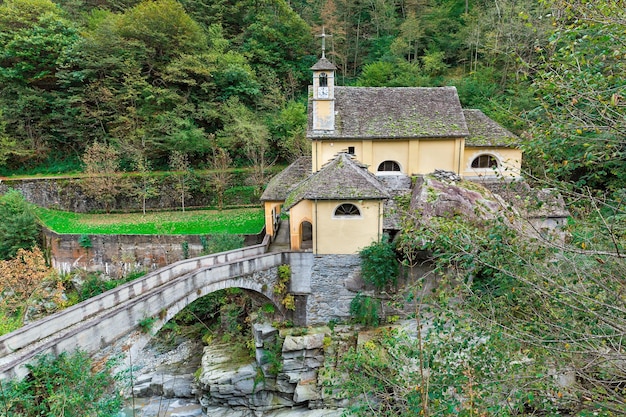 Belo santuário de Madonna della Gurva combinado com a natureza na Itália