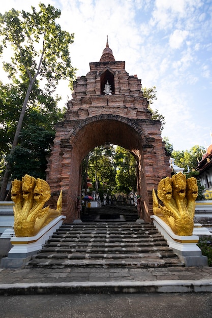 Foto belo santuário é a escadaria naga da tailândia