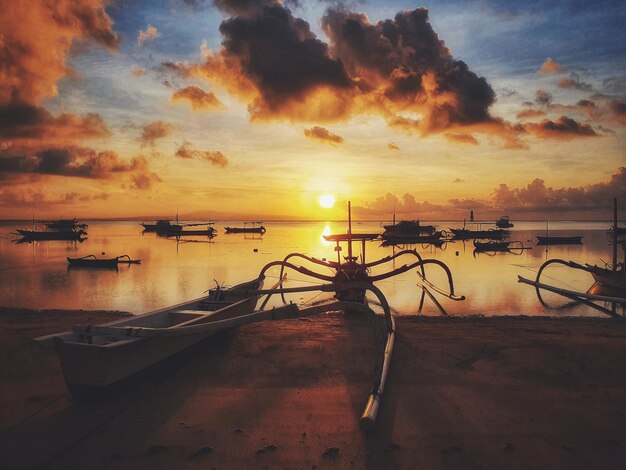 Belo sol da manhã na praia em Sanur Bali, Indonésia