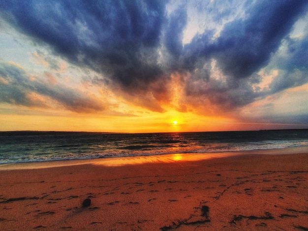 Belo sol da manhã na praia em Sanur Bali, Indonésia