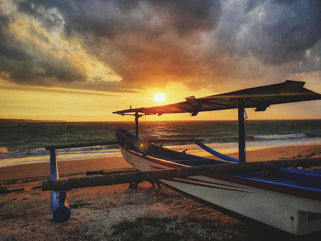 Belo sol da manhã na praia em Sanur Bali, Indonésia