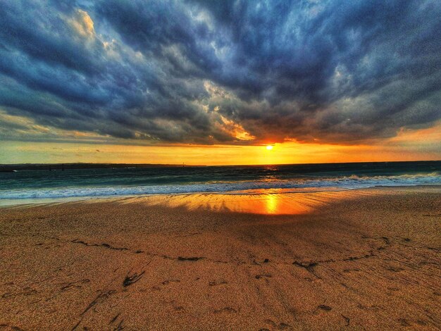 Belo sol da manhã na praia em Sanur Bali, Indonésia