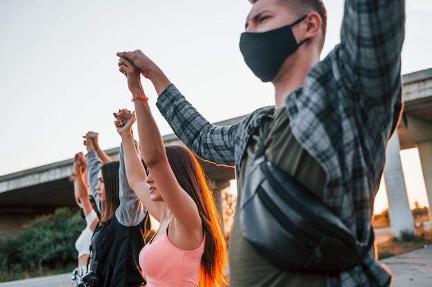 Belo sol Grupo de jovens protestando que estão juntos Ativista pelos direitos humanos ou contra o governo