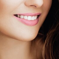 Belo sorriso feminino saudável com dentes brancos naturais perfeitos rosto de beleza closeup de jovem sorridente maquiagem de batom brilhante e pele limpa para marca odontológica e de saúde