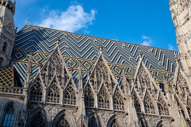 Foto belo telhado da igreja stephansdom em viena, áustria