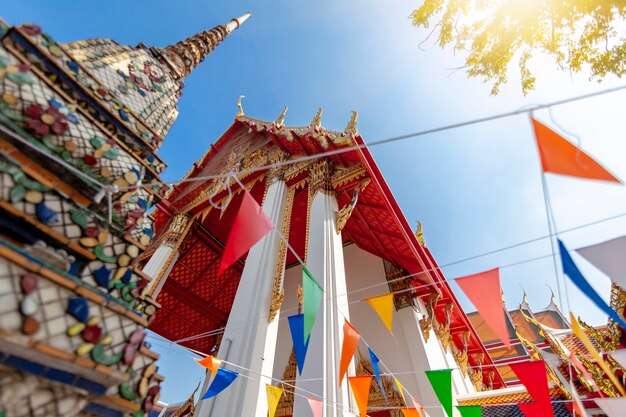 Belo templo budista Wat Pho na capital da Tailândia Bangkok contra o céu azul,