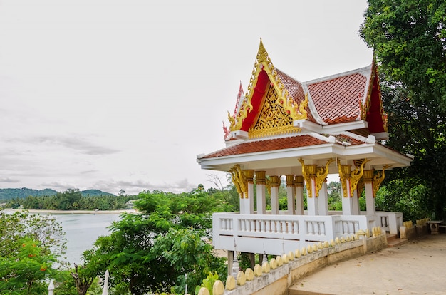 Belo templo complexo e praia na ilha de Samui