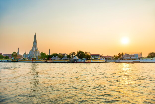 Belo Templo do Amanhecer ou Wat Arun e Thonburi margem oeste do Rio Chao Phraya ao pôr do sol Bangkok Tailândia