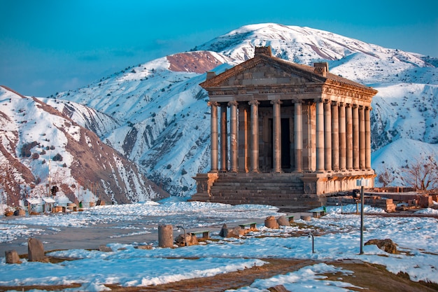 Belo templo garni na armênia, no inverno