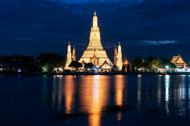 Belo templo Wat Arun Ratchawararam com reflexão no rio ao entardecer em Bangkok, Tailândia.