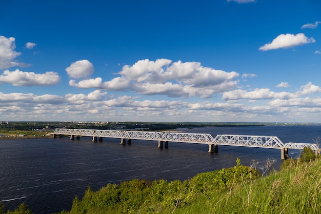 Belo timelapse da ponte ferroviária sobre o rio volga. ele conecta dois bancos através do rio volga