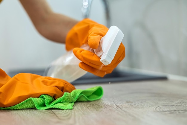 Belo trabalho de dona de casa ocupado na limpeza e desinfecção da cozinha