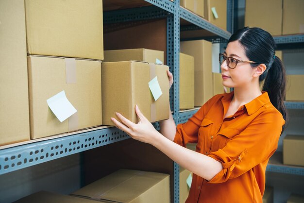 belo trabalho de equipe no armazenamento está movendo a remessa