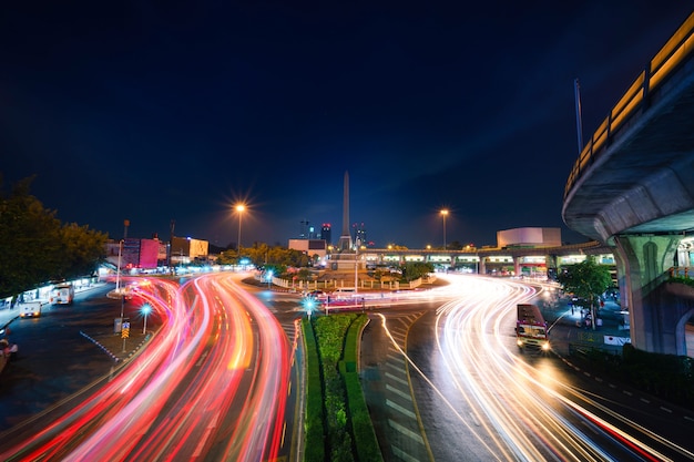 Belo tráfego leve na estrada à noite em Bangkok