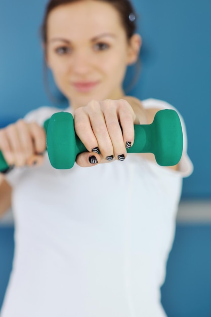 belo treino de fitness jovem mulher com pesos no clube desportivo