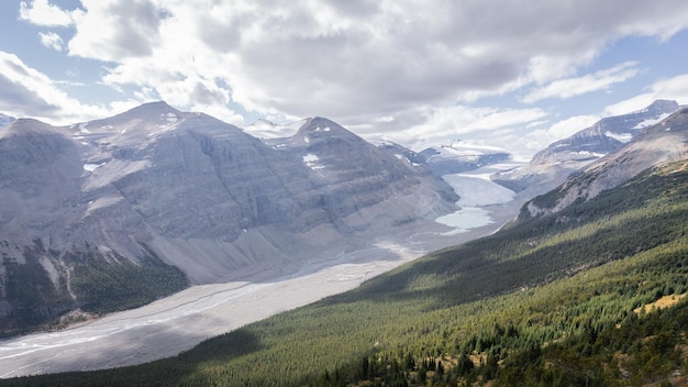Belo vale alpino intocado cercado por montanhas e com geleira no final Jasper Canada