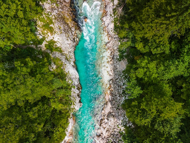 Belo vale do rio soca na eslovênia paisagem e natureza na europa vista de cima