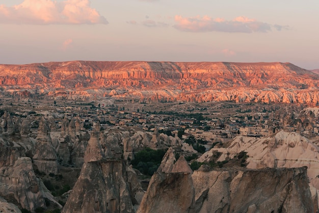 Belo vale vermelho nas montanhas de Goreme Capadócia Turquia durante o pôr do sol Beleza do conceito de natureza