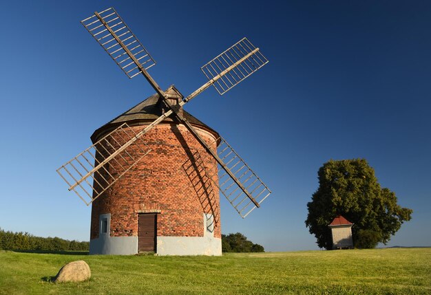 Belo velho moinho de vento e paisagem com o sol Chvalkovice República Checa Europa