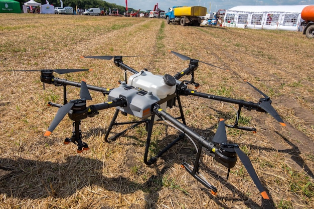 Belogorye Khmelnytsky region UCRÂNIA 19 de agosto de 2021 pulverizador de fertilizantes drone na demonstração de máquinas agrícolas Batalha de agrotitãs