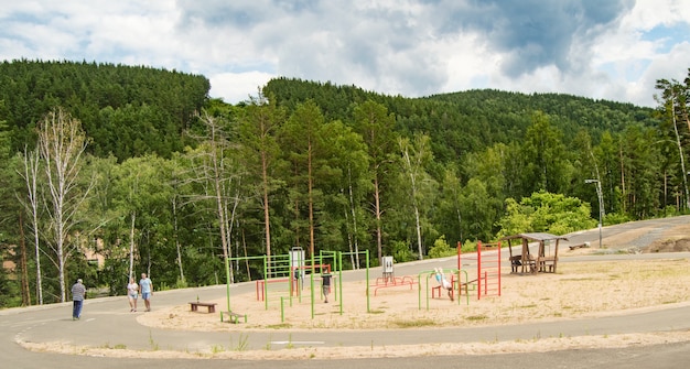 Belokurikha, Altai, Rusia-11 de julio de 2019: Panorama del complejo deportivo de simuladores, en medio del bosque y las montañas en el resort.