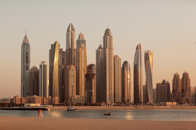 Belos arranha-céus na marina de Dubai ao pôr do sol