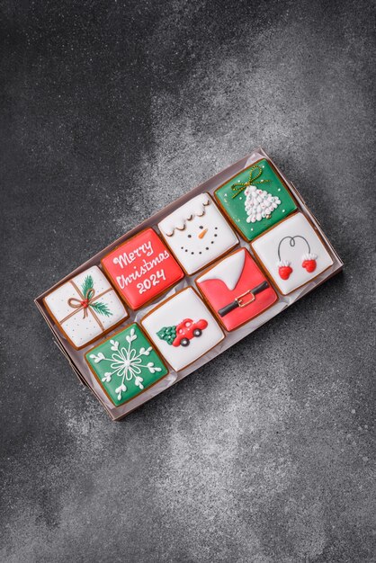 Belos biscoitos de gengibre de Natal coloridos para design e decoração