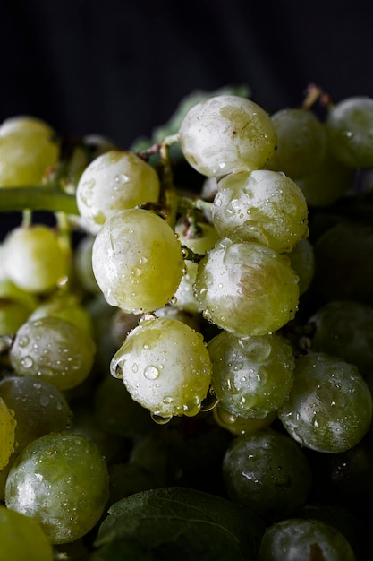 Belos cachos de uvas brancas orgânicas. Frutas frescas e orgânicas.