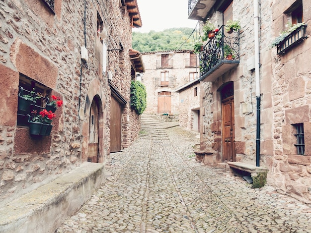 Belos cenários de antigos edifícios históricos em Viniegra de Abajo Rioja, Espanha