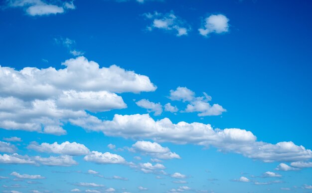 Belos céus azuis e nuvens com fundo natural de luz do dia O vasto céu azul e nuvens