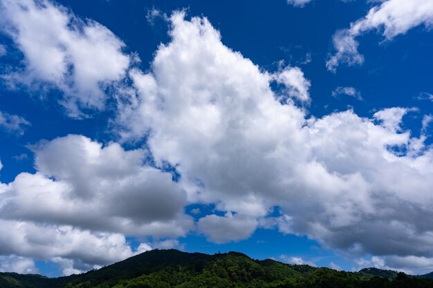 Belos céus azuis nuvens brancas natureza ambiente fundo