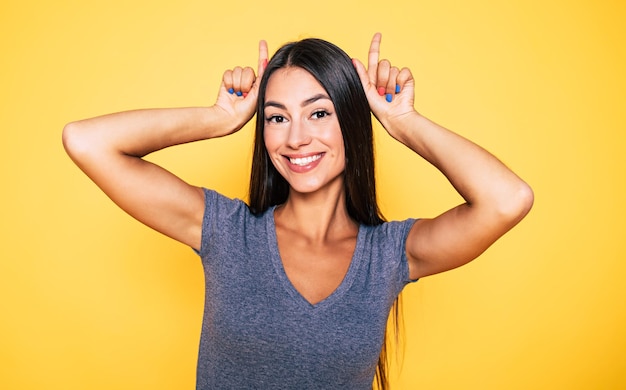 Belos dentes femininos saudáveis, largos e muito brilhantes sorriem Odontologia e higiene dental Limpeza dental e saúde bucal