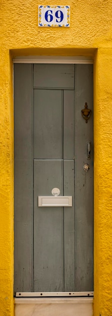 Belos detalhes de portas típicas de casas portuguesas