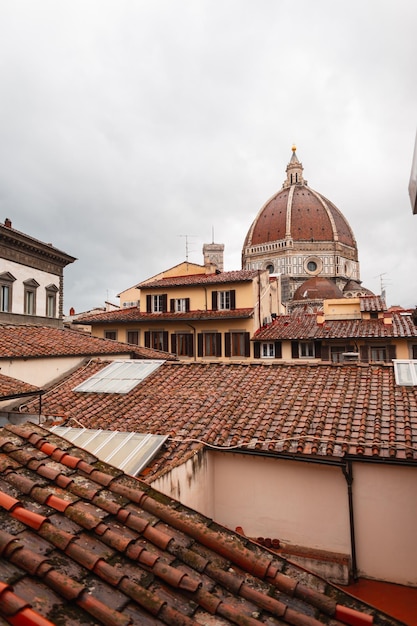 Belos edifícios antigos com telhados vermelhos e uma antiga catedral em Florença Itália