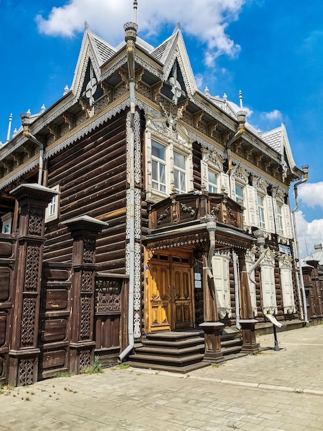 Belos edifícios e casas esculpidas nas ruas de Irkutsk Rússia julho de 2020