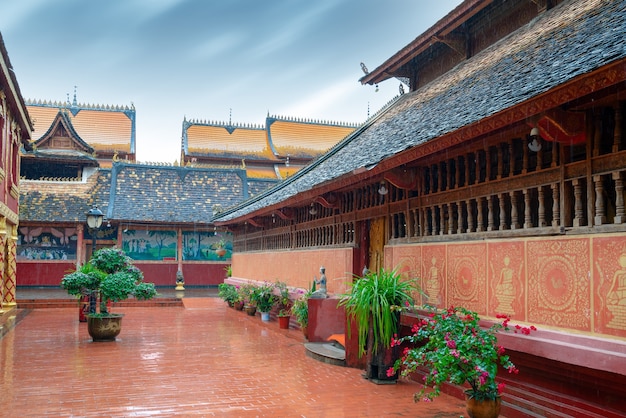 Belos edifícios em templos antigos em xishuangbanna, yunnan, china.