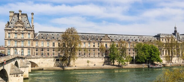 Belos edifícios históricos de paris e uma das mais antigas ponte pont royal sobre o rio Sena