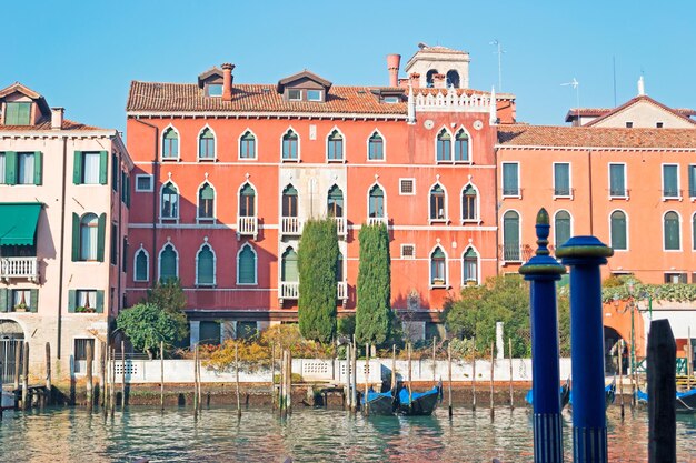 Belos edifícios pelo Grande Canal de Veneza