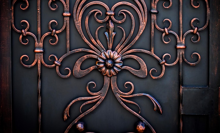 Foto belos elementos decorativos de metal forjado portões de ferro forjado.